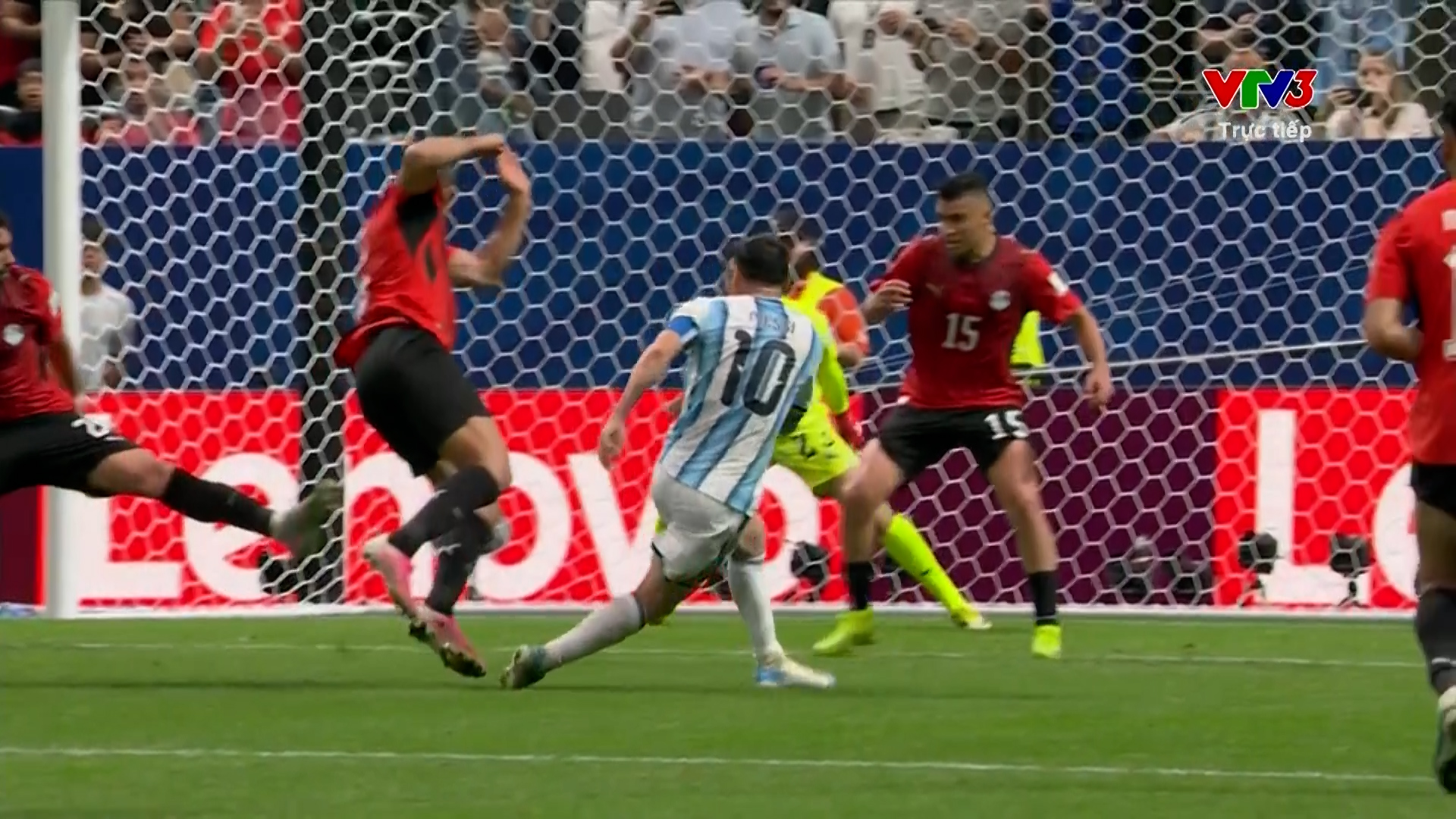Messi kiến tạo và ghi bàn san bằng cách biệt cho Argentina
