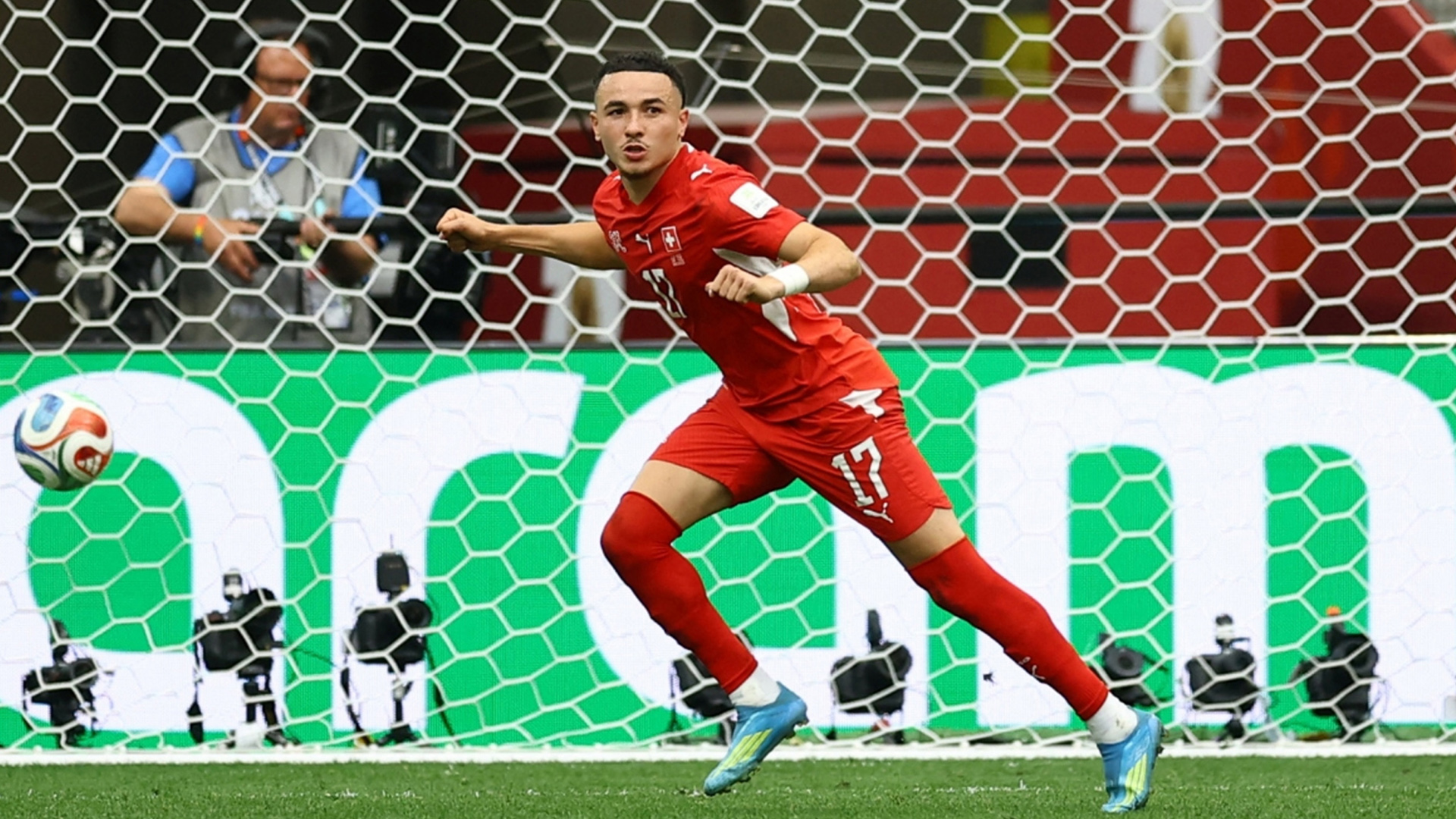 Ruben Vargas đặt dấu chấm hết cho Colombia trên chấm 11m