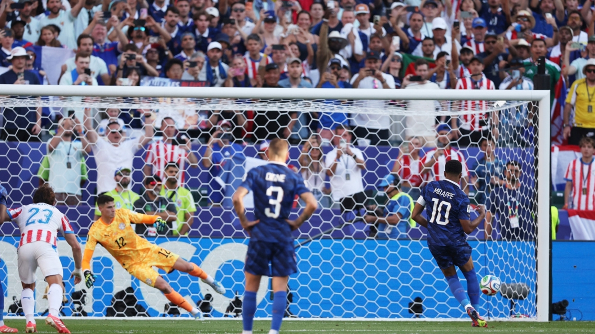 Doue mang về phạt đền, Mbappe tận dụng mở tỉ số cho Pháp