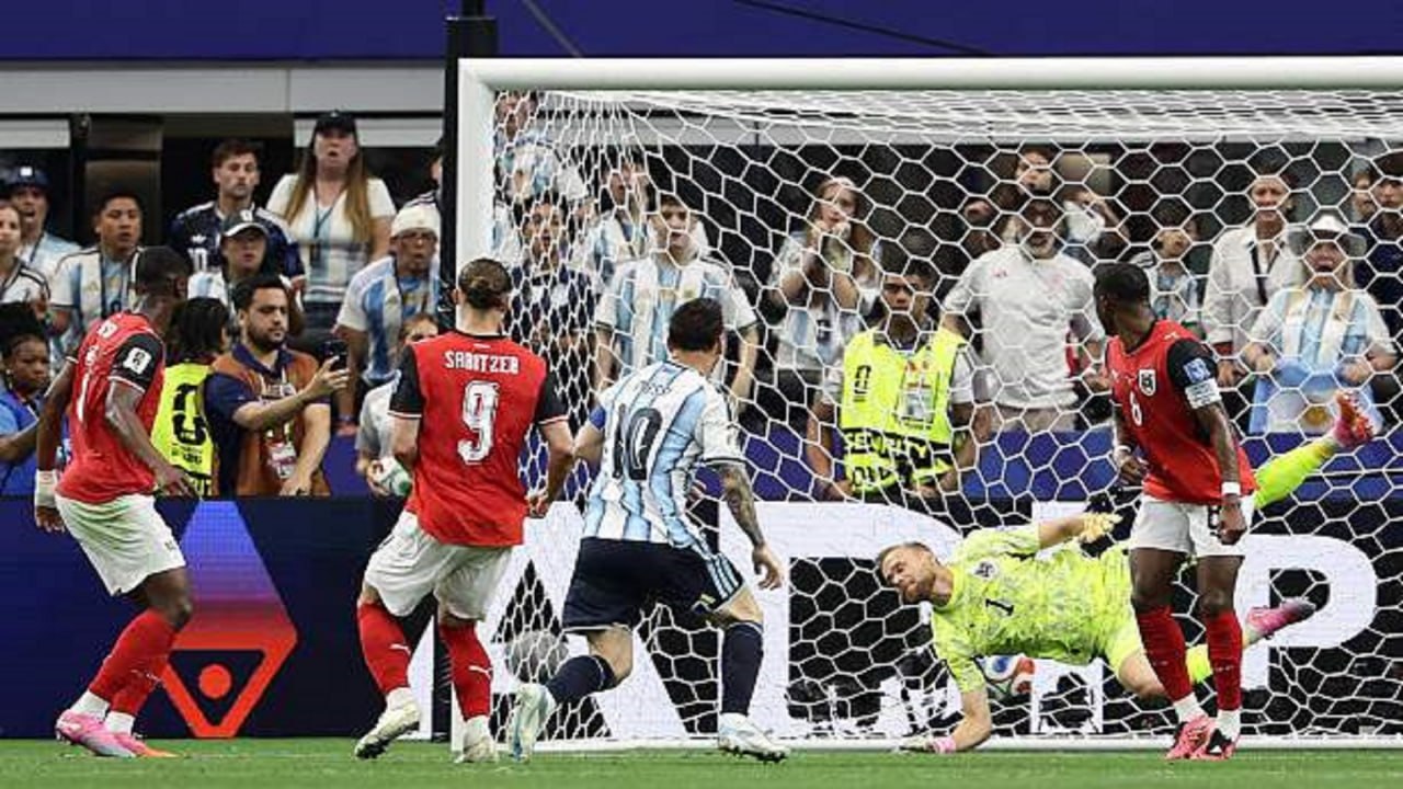 Messi ghi bàn thứ 17 thống trị kỷ lục