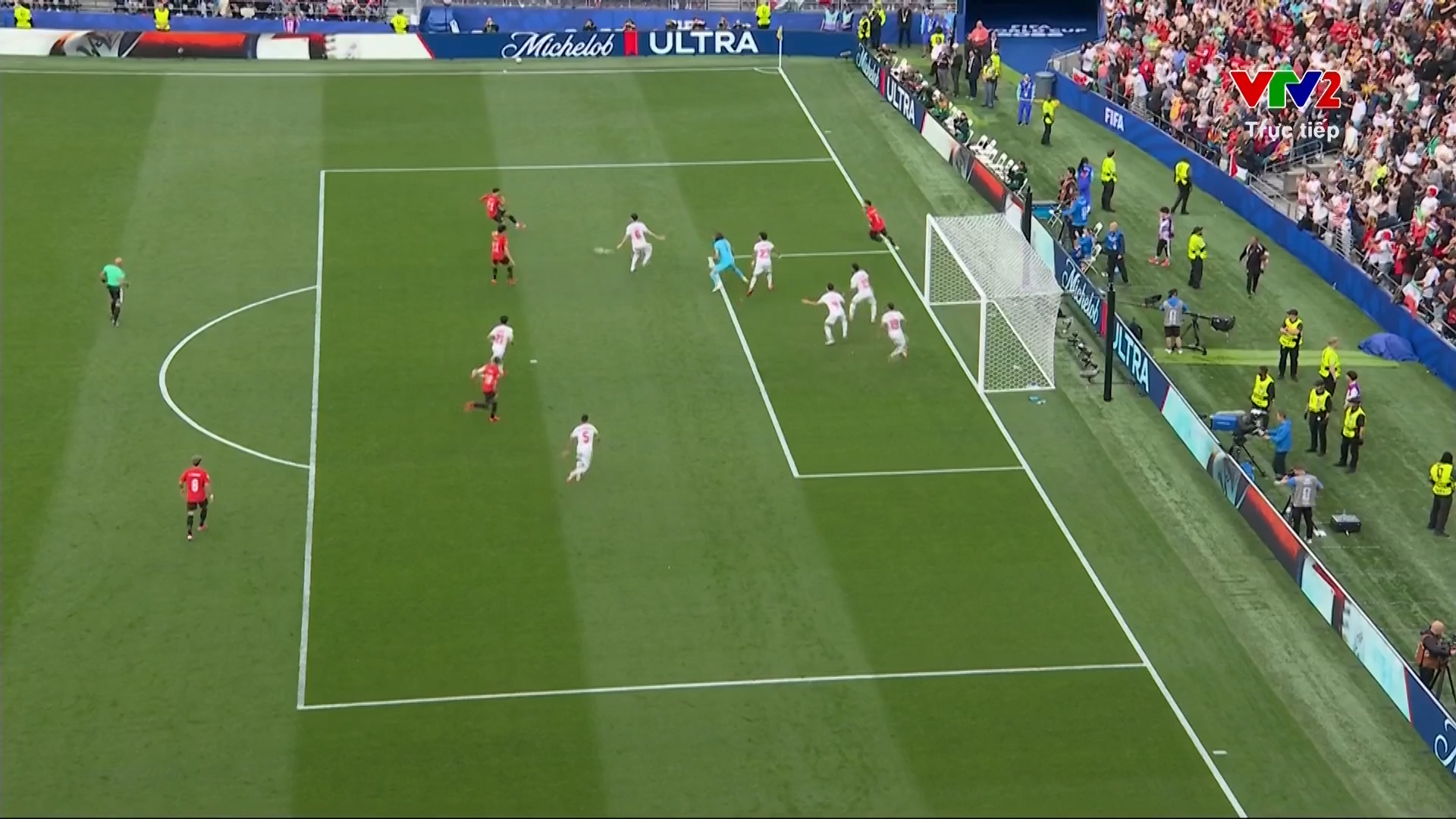 Ramin Rezaeian dứt điểm quyết đoán gỡ hòa 1-1 cho Iran